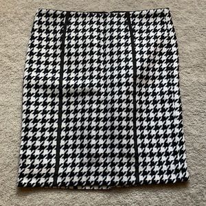 Houndstooth Pencil Skirt from White House Black Market Size 8 NWT!